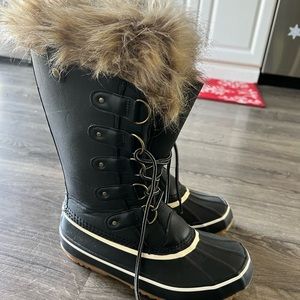 JBU snow duck boots.  Worn one time!